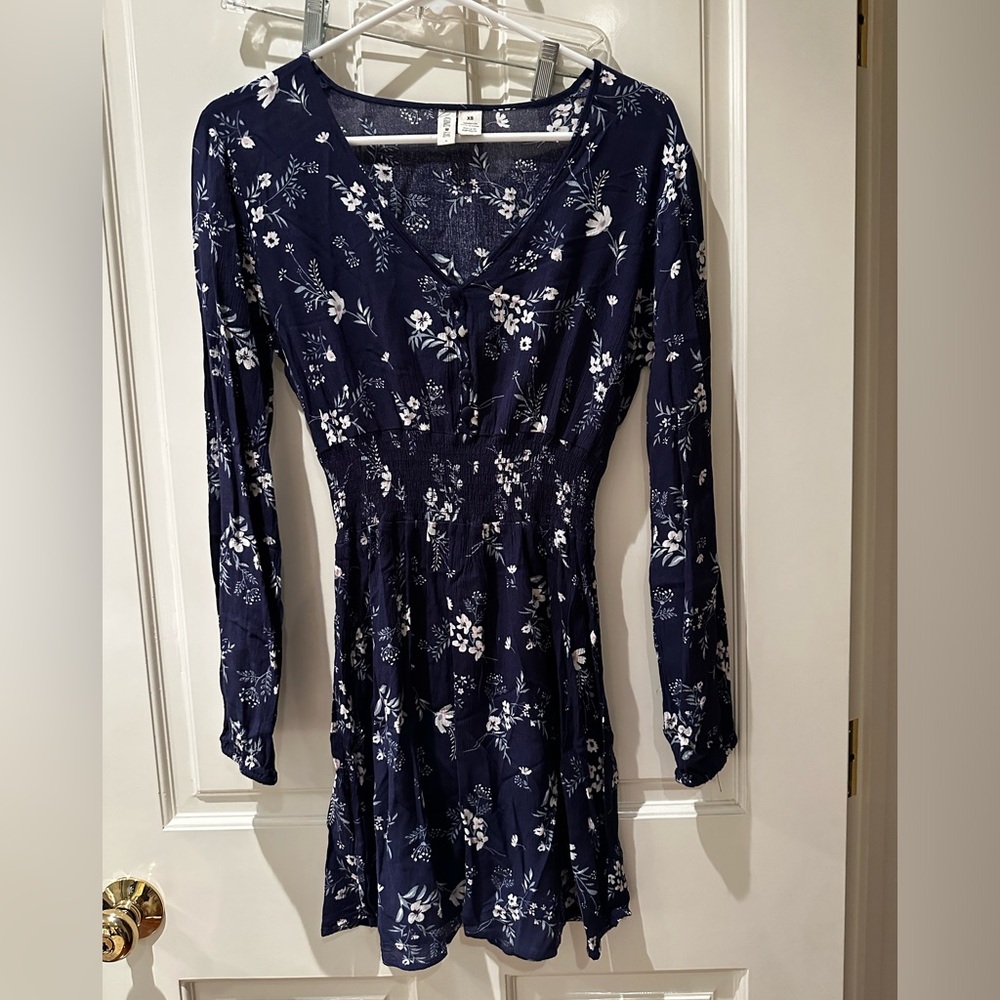 Women’s sky and sparrow brand floral mini dress, long sleeve elastic waste.